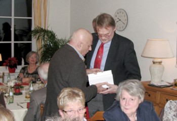 Wolfgang Kliege überreichte sein Buch „Schürfstelle – Natur, Traum, Leben, Kunst“ mit einer Widmung dem SPD-Gemeindeverband zu Händen seines Vorsitzenden