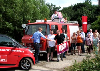 Die SPD-Kandidaten im Rhein-Kreis Neuss Benedikt Winzen und Klaus Krützen bekräftigen mit Händeschütteln ihren Einsatz im Wahlkampf