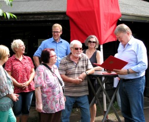 Holger Tesmann überreicht in Gegenwart von Benedikt Winzen die Ehren-Urkunden an Helga Wolff und Arnfred Pirsich  